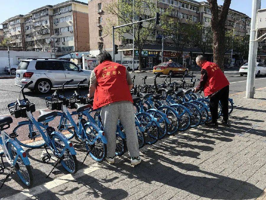 杨庄街道杨庄南里西区社区首都老兵规范摆放共享单车