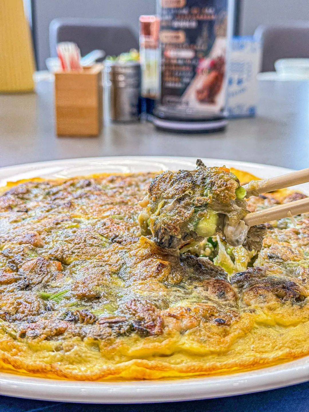 老板还传授了一个挑选海蛎肉的小知识,市面常见一包包泡水里的海蛎肉