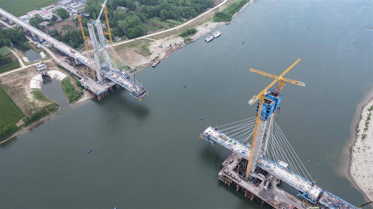 沿江高铁钟祥汉江特大桥主塔封顶_施工_长江_全线