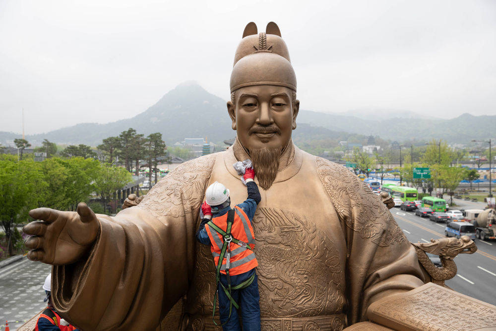 韩国首尔:给世宗大王铜像"洗澡"