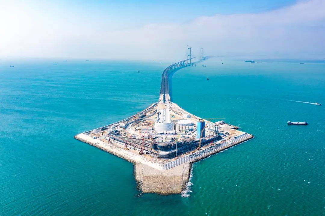 到深中通道,深江铁路建设提速,"硬联通"正不断拉近粤港澳大湾区时空