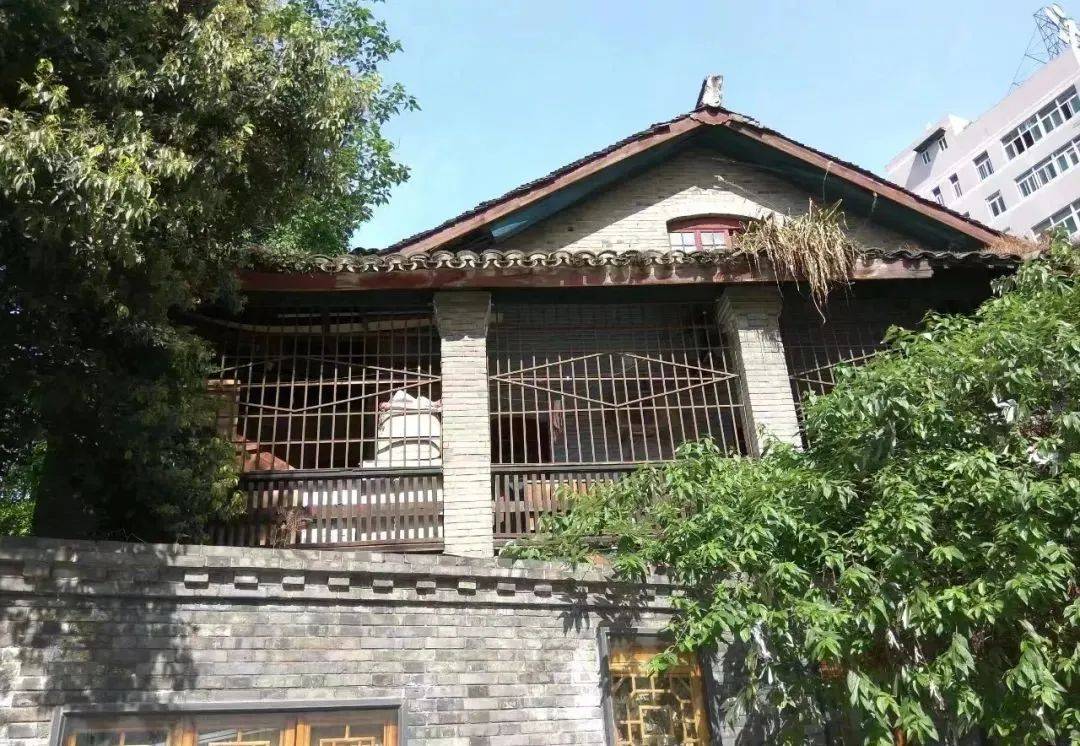 细看它,一楼一底,有回廊有大屋顶,气度不凡,是20世纪初流行的中西合璧