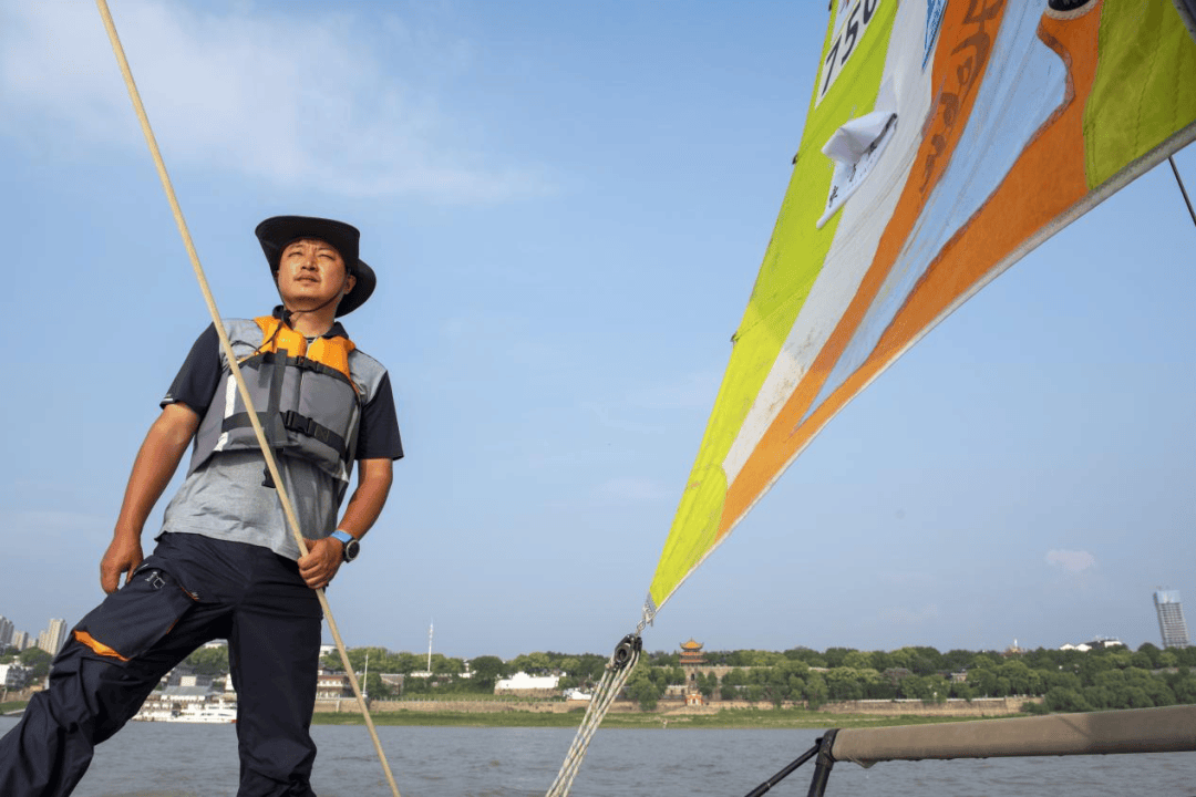 守护好一江碧水岳阳伢子廖磊领航多艘无动力环保帆船