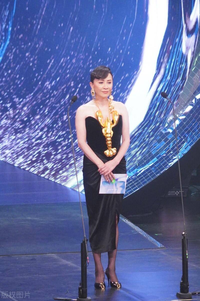 58岁刘嘉玲终于低调,穿短外套配牛仔裤好清爽,短发素颜暴露年纪