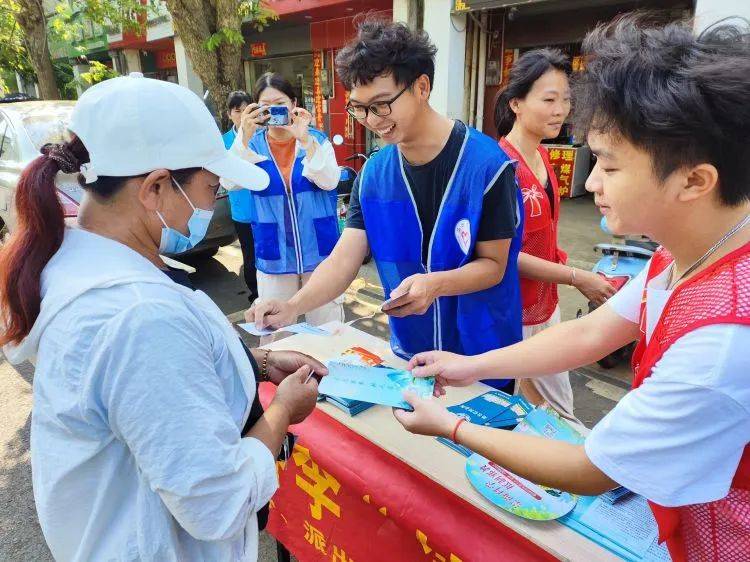 蓝鲸巡游禁毒志愿者灿烂的笑脸像春天的花儿一样