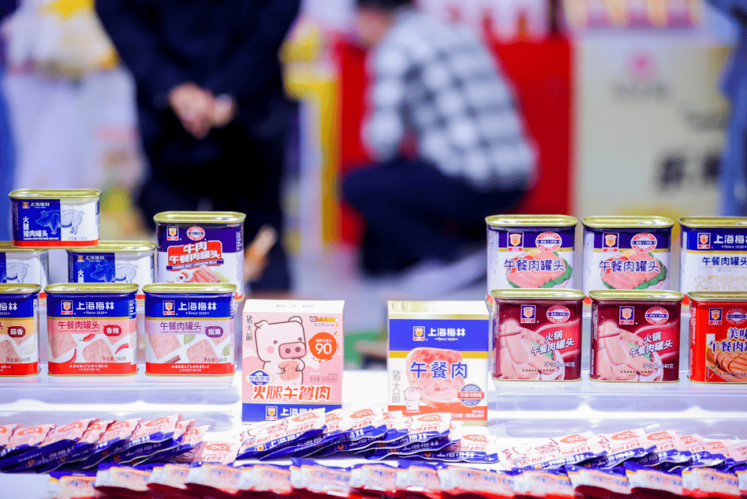 停放在嘉年华演出现场的光明餐车定位流动补给,方便实惠,集成光明优质