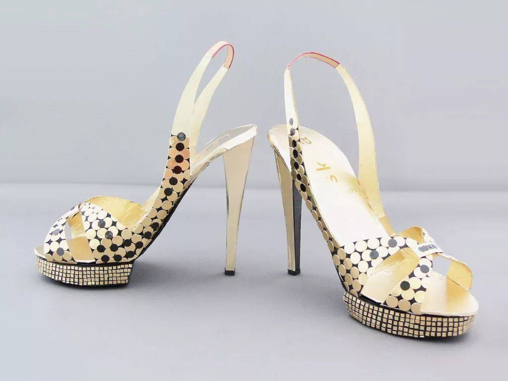 中国人烧给死人的纸扎登上巴黎设计周还被法国的博