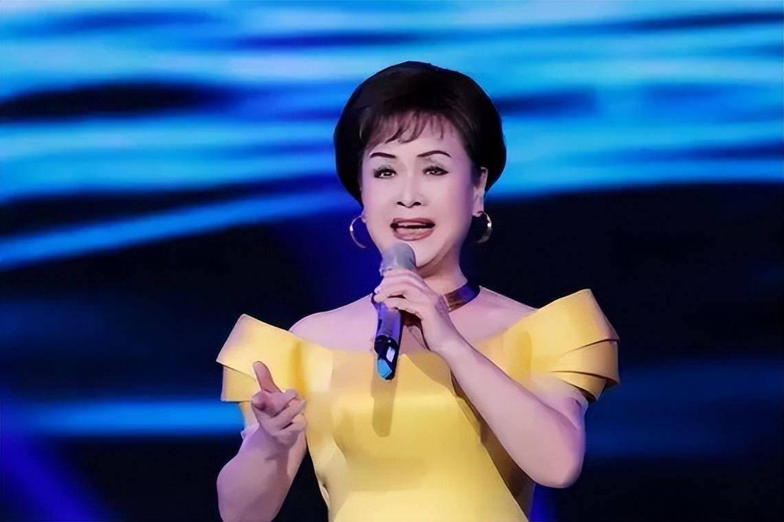 虽然告别会上李谷一和马秋华都没有出现,但是看着这么多的学生来参加