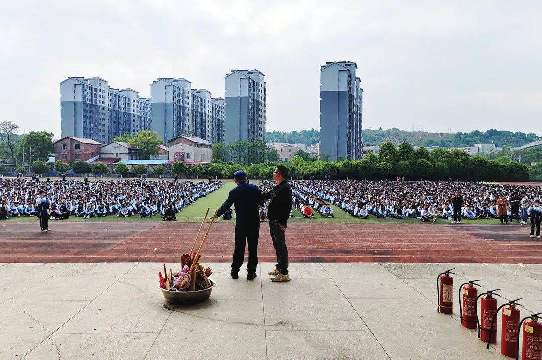 在学校广场,消防宣传员进行了点评,指出了疏散逃生演练过程中存在的