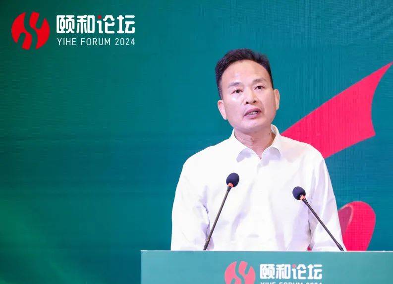 坤总经理主持论坛开幕式,李德发院士和张宏福研究员分别为开幕式致辞