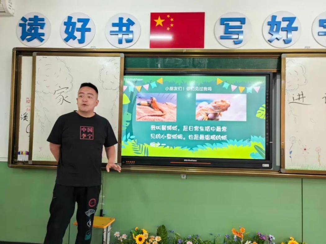 7班寇鹤轩妈妈《上春山》课桌舞感知音乐节奏,聆听春天的声音.