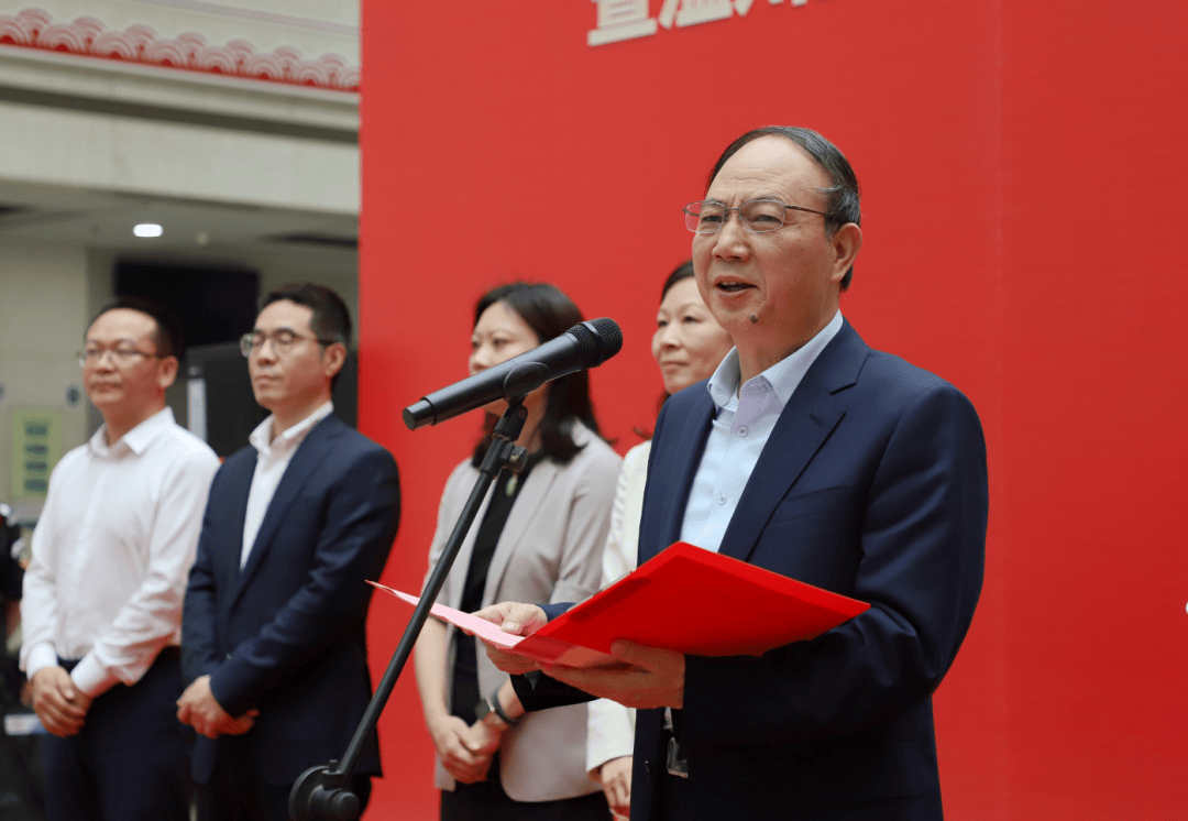 温州医科大学党委委员,副校长朱雪波和永康市委常委,副市长俞兰分别