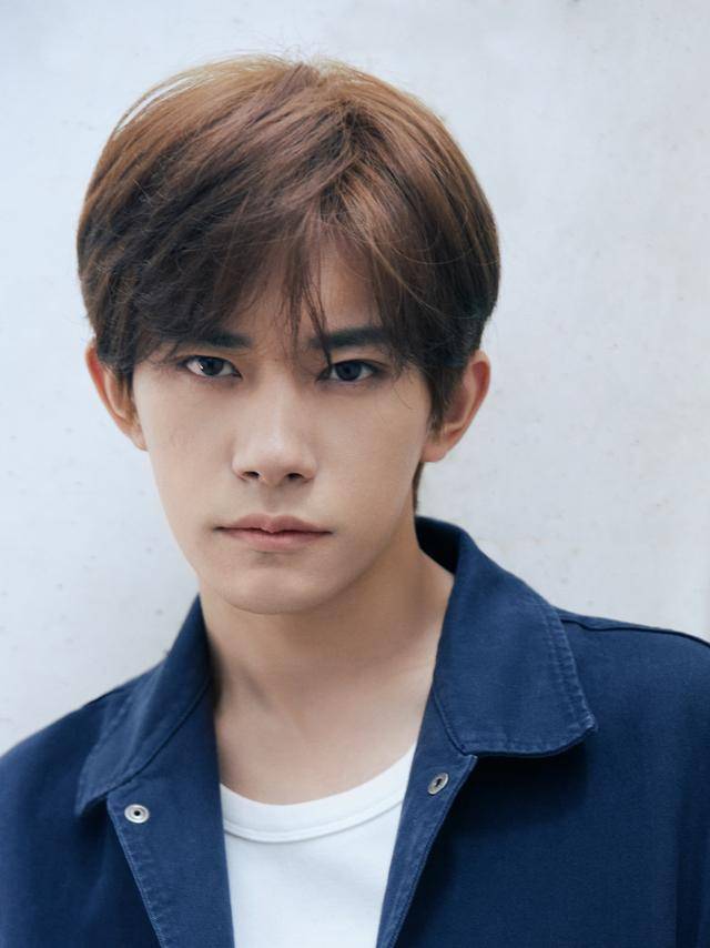 易烊千玺地铁站霸屏网友边缘站位抢不停