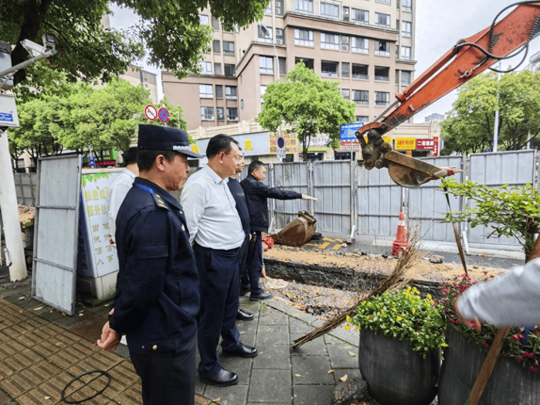 秀山城市管理局副局长向东率队检查指导城区老旧供水管网改造工作