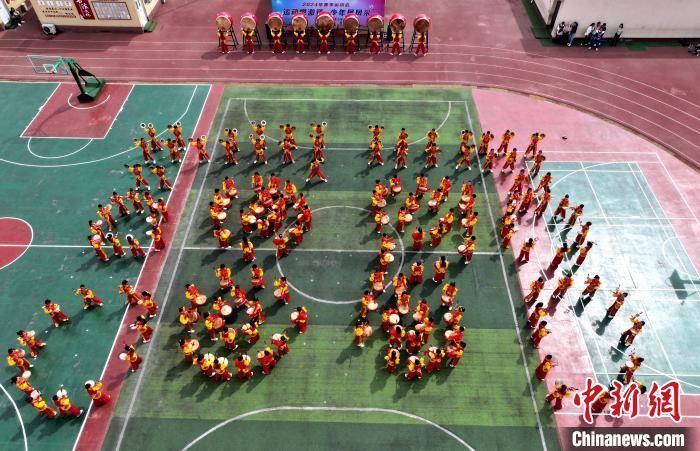 4月19日,锣鼓表演现场,饶阳县第二实验小学的学生们正在变换队形.