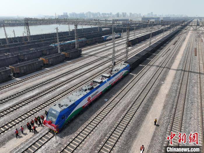 中国载重最大重载组合货运列车运行试验成功