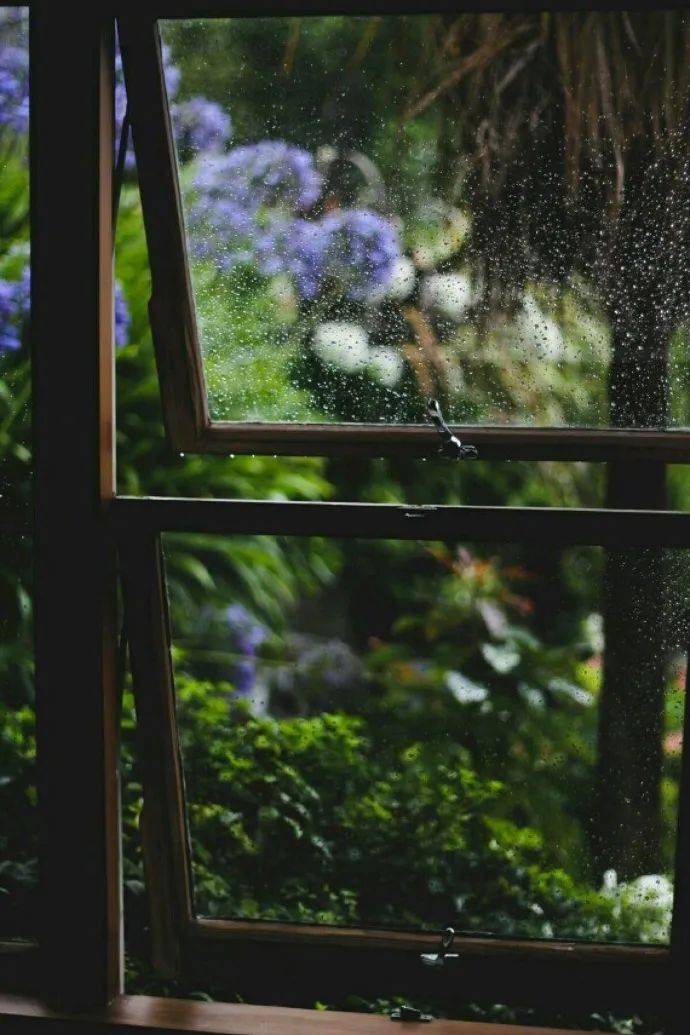 不是又泡汤了呢只能坐在窗边听着雨点滴答落下既然躲不掉雨那不如换一