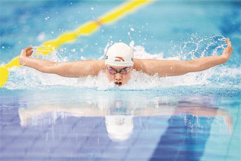 全国游泳冠军赛深圳开赛 潘展乐拿下双金 张雨霏夺冠庆生