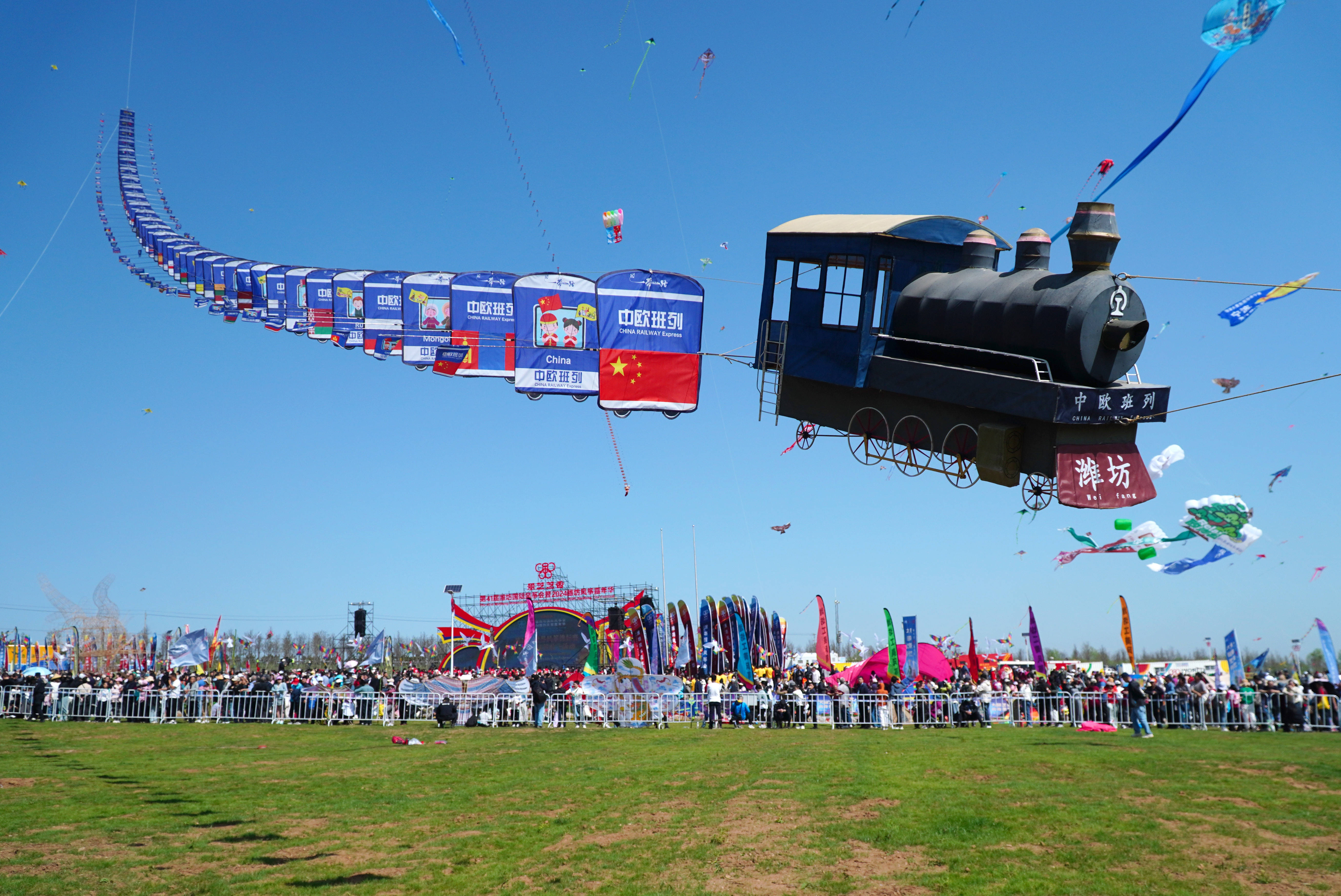 放飞梦想 拥抱世界——第41届潍坊国际风筝会掠影