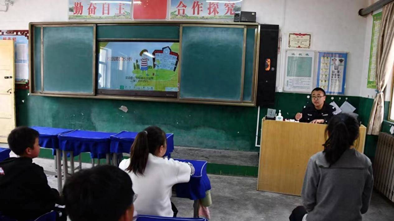 定边公安杨井派出所联合检察院开展"法治进校园"普法宣传活动