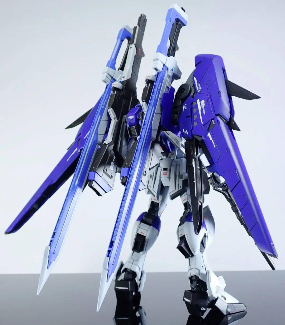 蓝色的命脉似乎比红色更好看一些,使用到的光翼是来自rg命运高达,用上