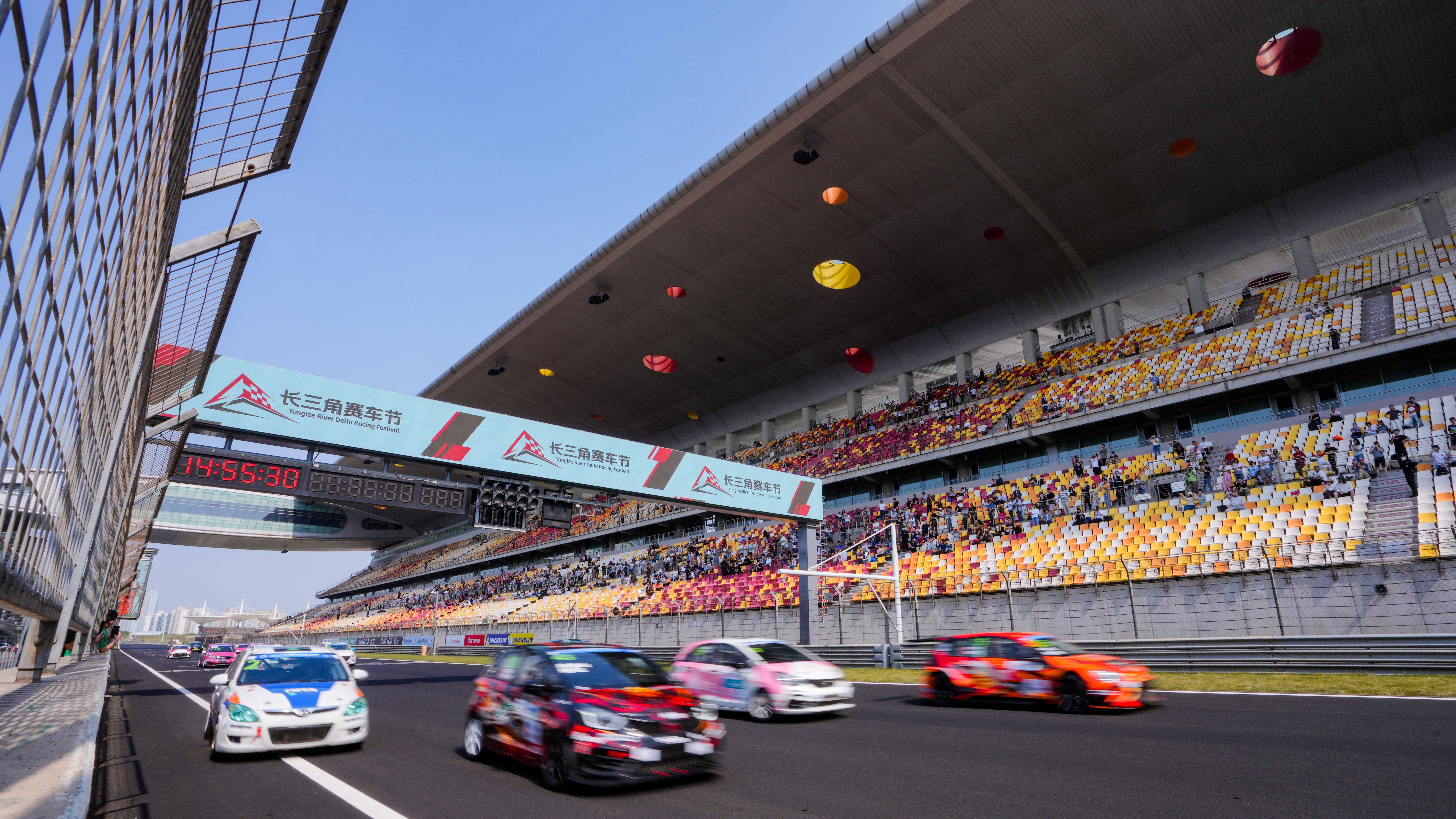 场地使用效能,增强企业造血功能,以多元化经营模式,把烧钱的赛车运动