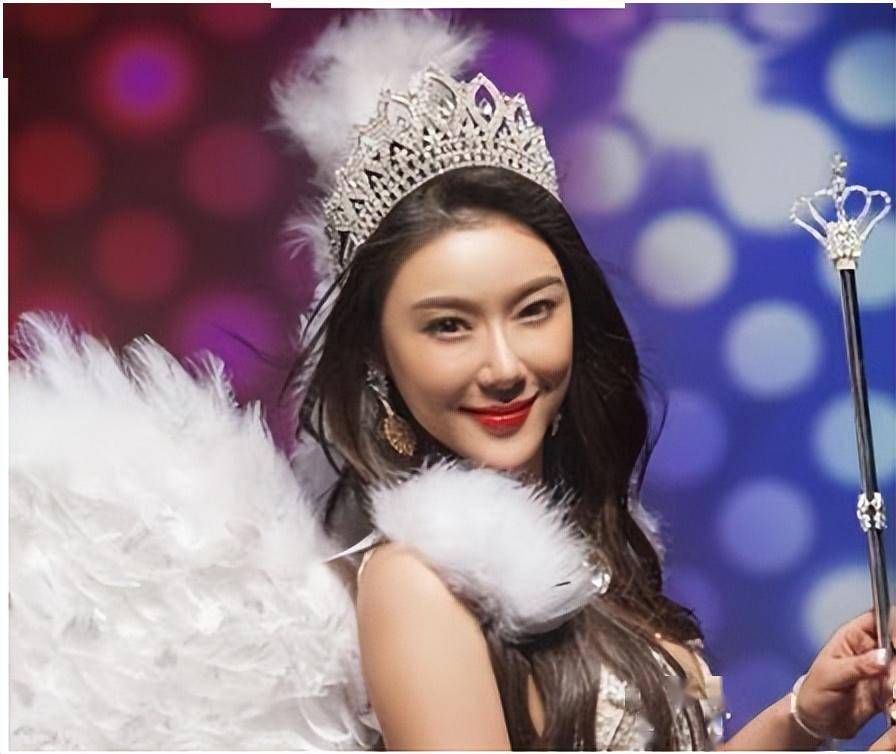 此后不管是学习,还是模特事业,她都兼顾得很好.