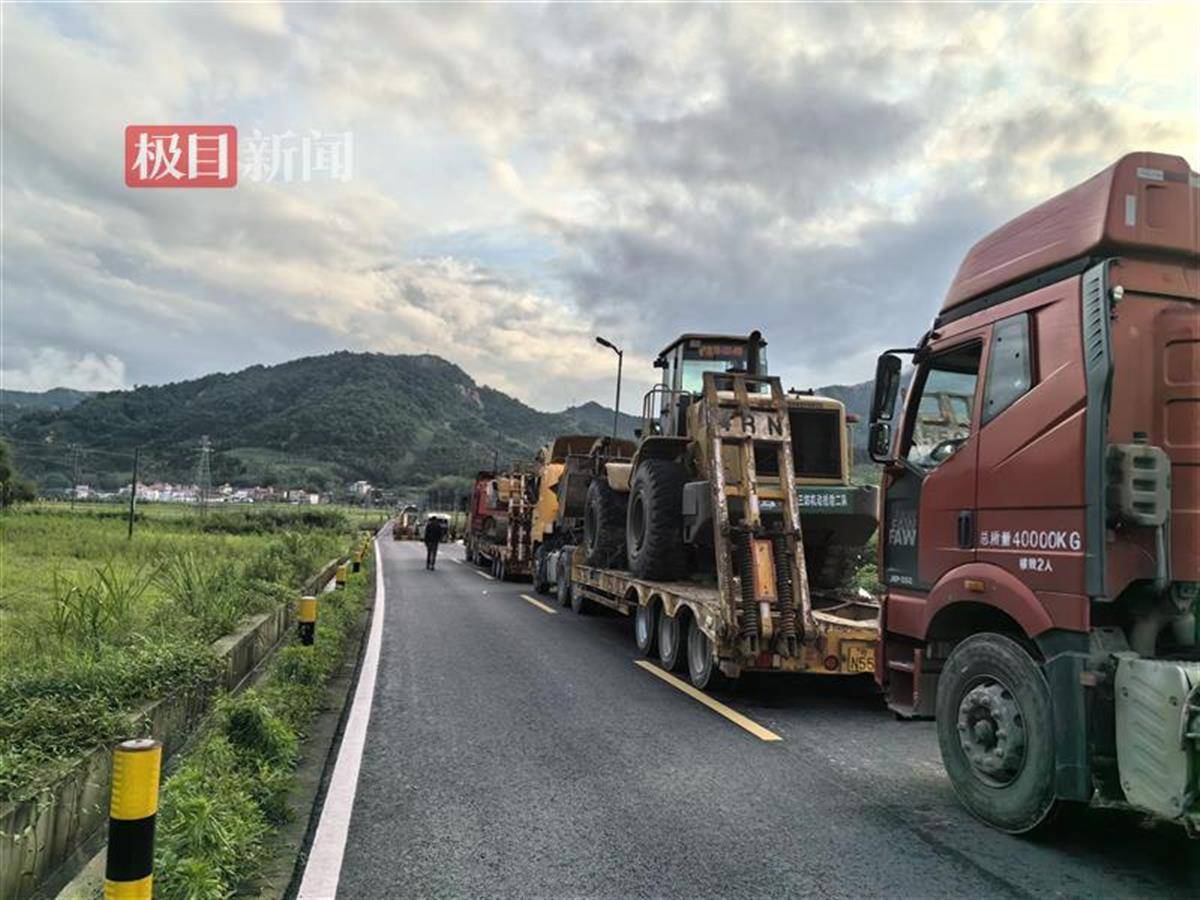 进出韶关江湾镇道路因塌方受阻,救援人员徒步赶往灾区,抢修正连夜进行