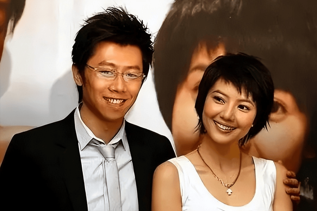 与高圆圆分手后,12年不谈恋爱没有绯闻,47岁娶旺夫妻子后爆红