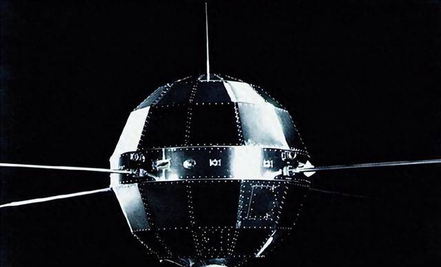 东方红一号仍在飞行!天宫空间站已值班,能用机械臂带它回家吗?