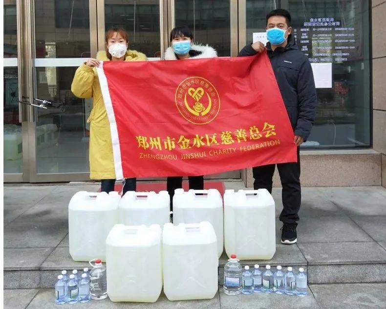 面对2020年突如其来的新冠疫情,邓立楠作为一名预备党员,主动加入社区