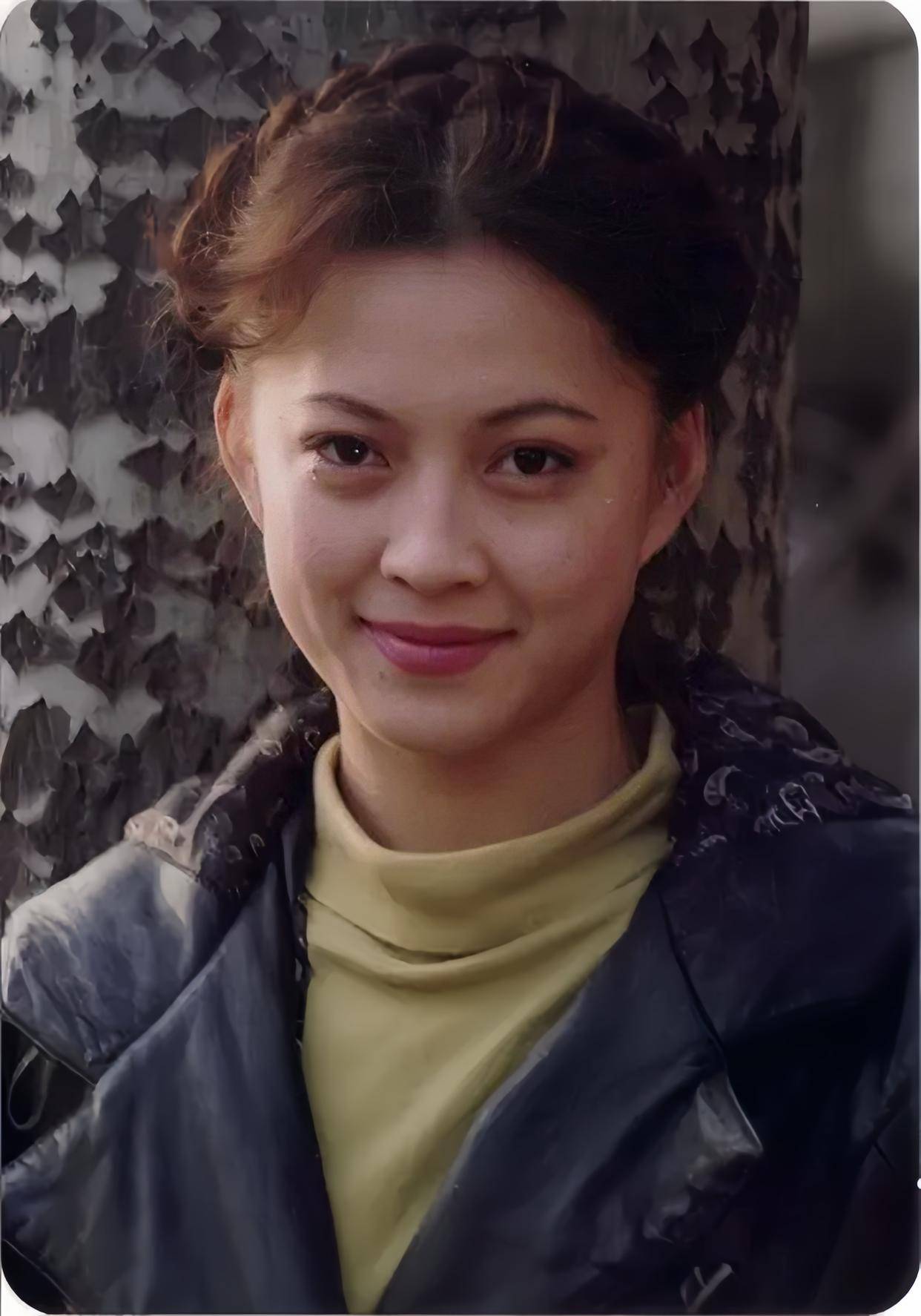 她是《甘十九妹》的女主,也是令人目不转睛的挂历女神