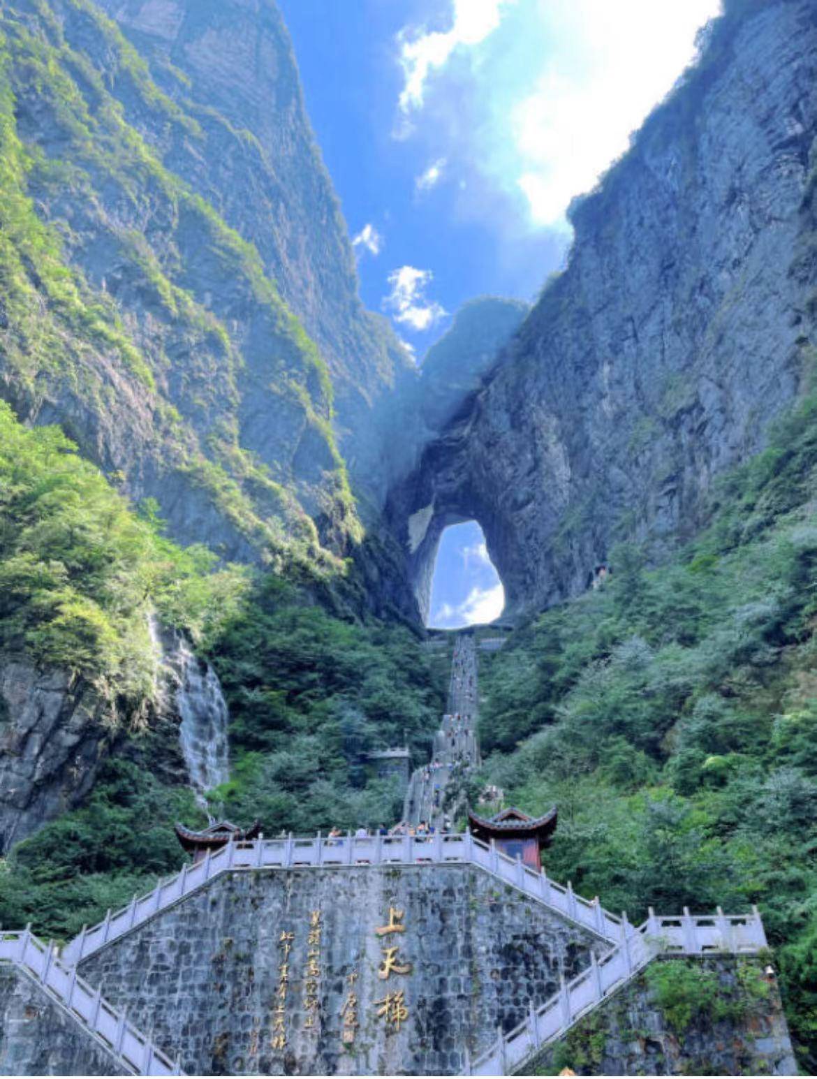 清晨,我们从张家界市区出发,首先来到被誉为"张家界之魂"的天门山.