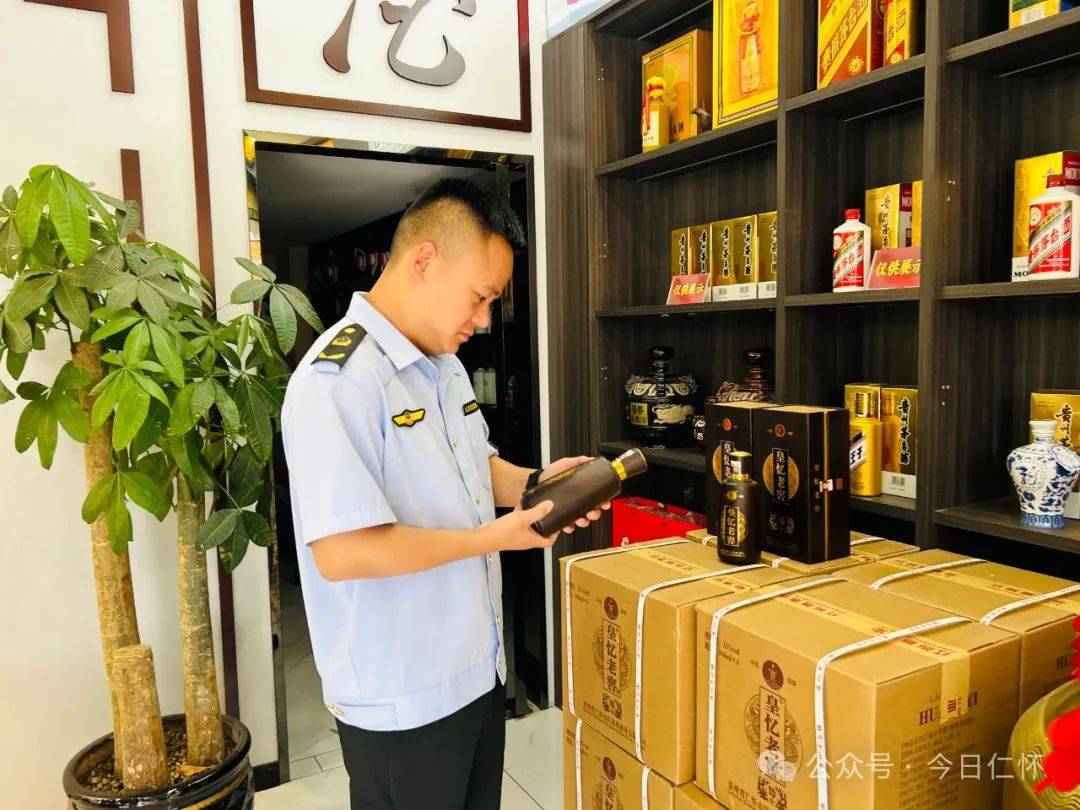 执法查处还前往茅台镇多家酒类销售门店执法工作人员贵州金窖酒业常务