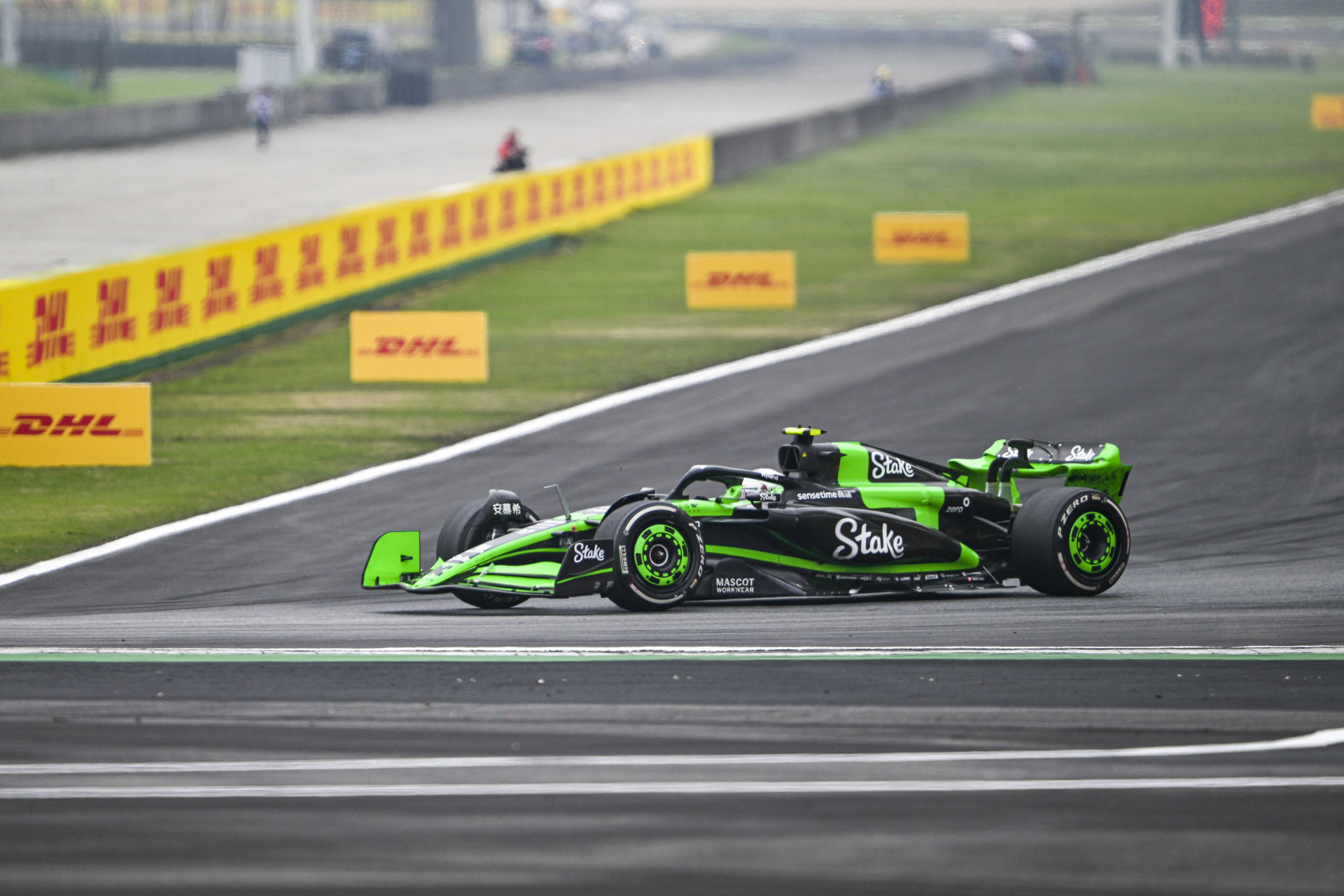 图说│f1中国大奖赛正赛:维斯塔潘夺冠,周冠宇获第14名_发车_超越_比