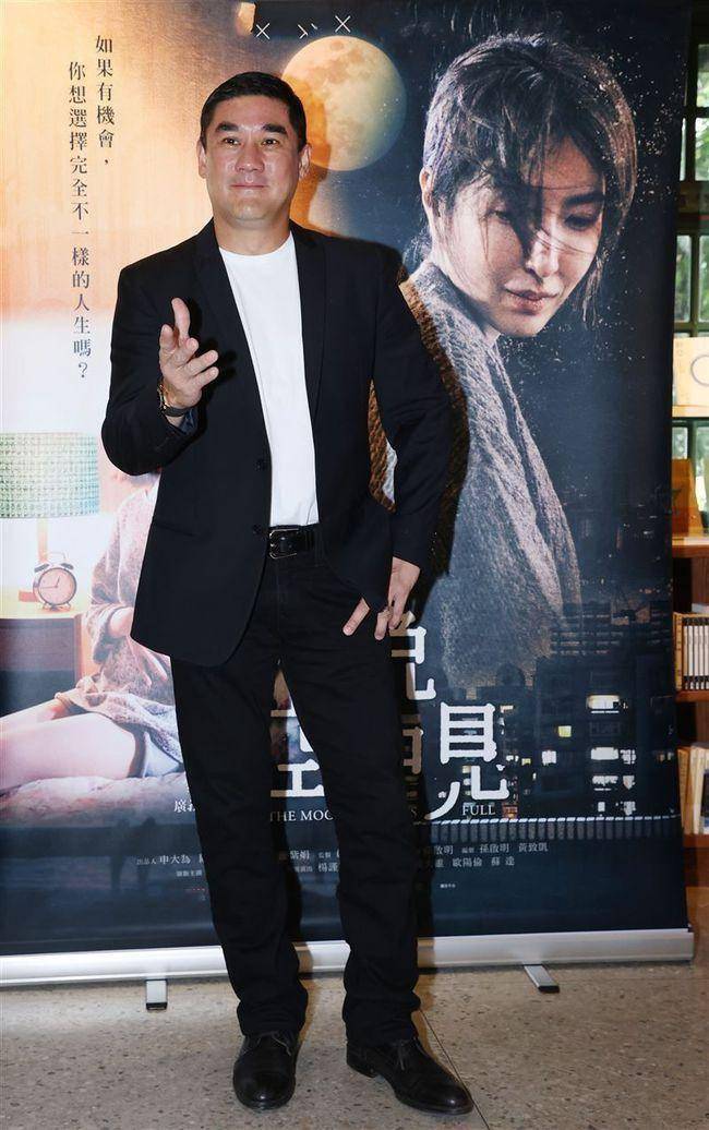 他是美籍华人英俊幽默,恋情多姿曾是不婚主义,年轻太太驱夫有术_吴大