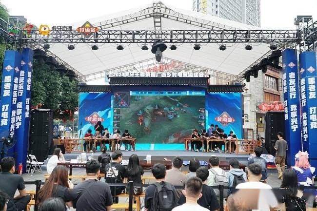 此外,虎牙人气主播"国服发育路"口袋和"国服关羽"大锤与决赛选手进行