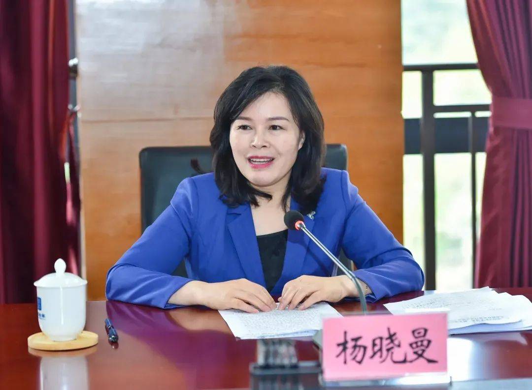 杨晓曼代表贵州省五级妇联组织,向贵州省检察院等部门以及各位人大