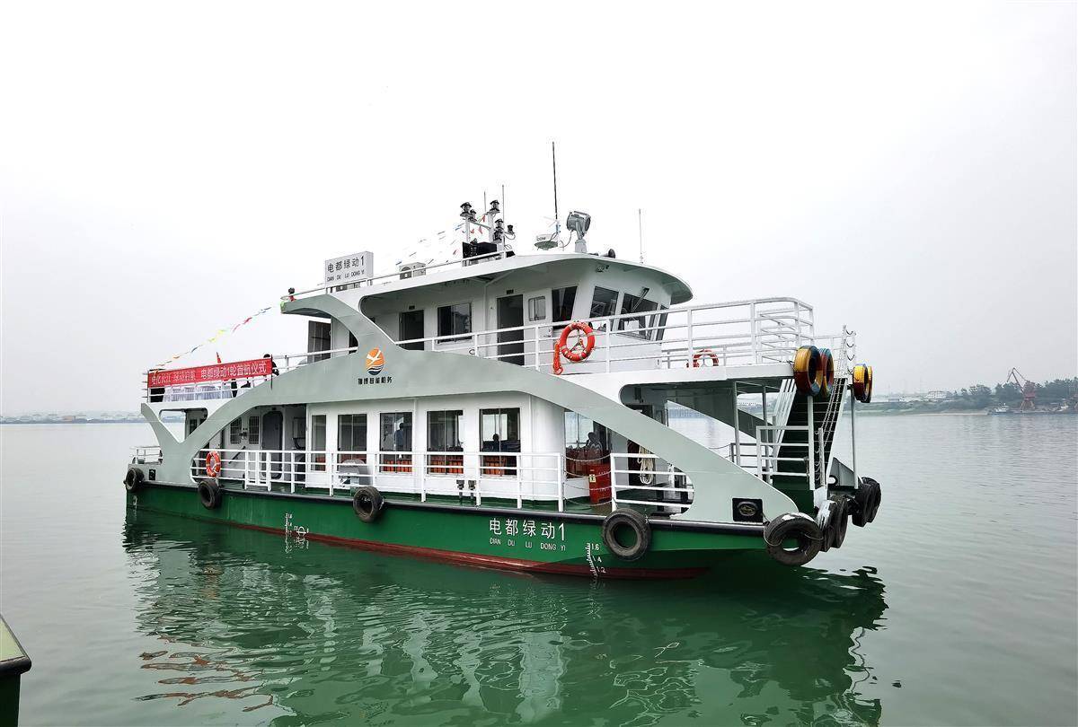 长江内河首艘纯电动双体港口作业船舶投用