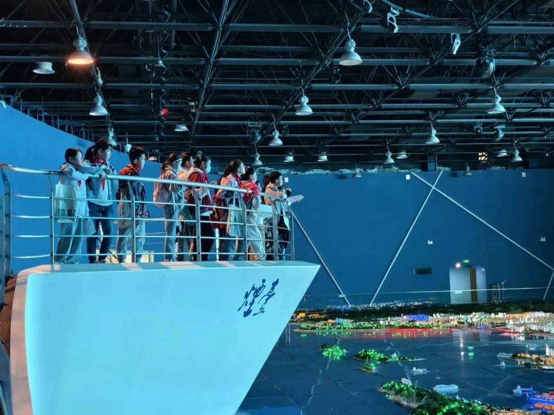 三楼未来规划展厅通过动感多媒体画面呈现,使烟台城市的整体形象瞬间