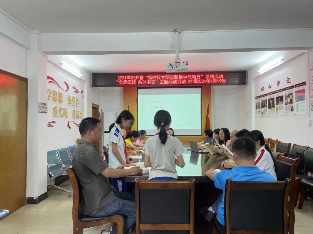 封川社区新时代文明实践站活动期间,志愿者通过ppt和发放宣传单页向