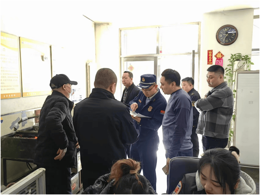 支队联合应急,公安,建设,交通,市场监管等多部门成立联合检查组,坚决