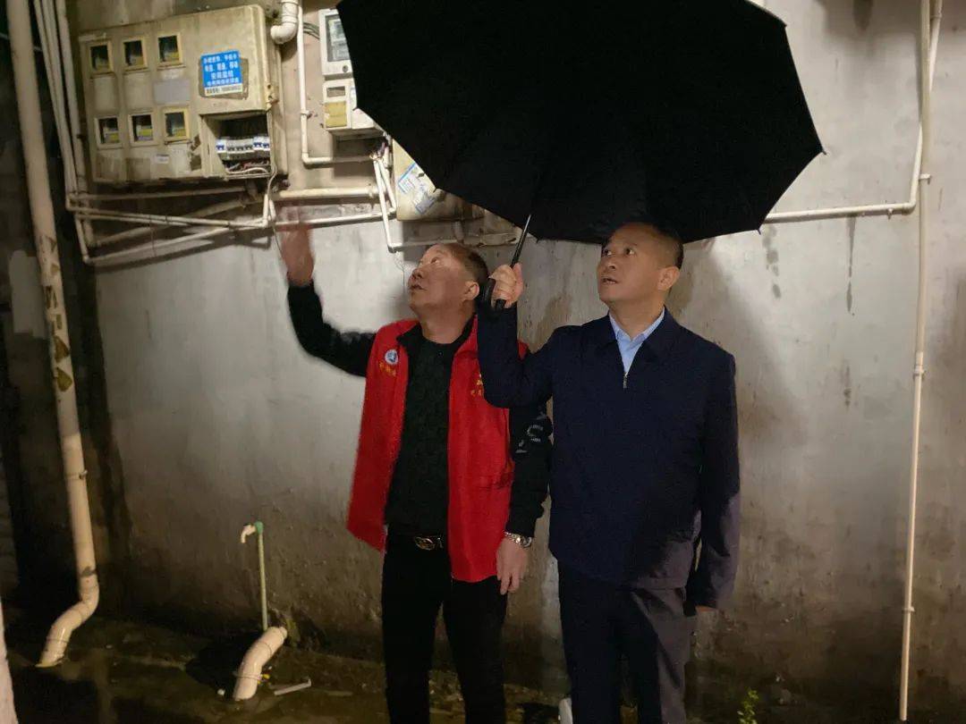 "夜查,夜访"行动△市委常委,塘下镇党委书记刘建敏在塘下镇开展"夜查