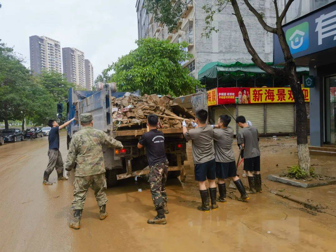直击现场!怀集党员干部全力以"复" 奋战汛后清淤第一线