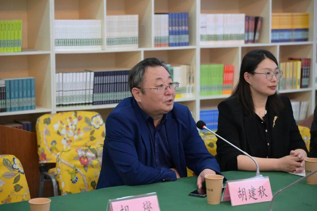 会议伊始,胡建秋校长向师大老师们介绍了我校发展历史,现状,未来,以及