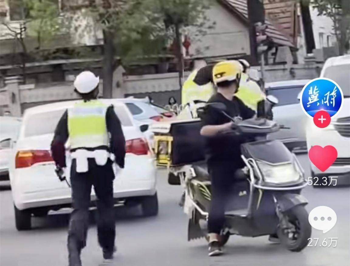 天津两名交警在马路上打架!年轻女交警劝阻无果,网友:太丢人了