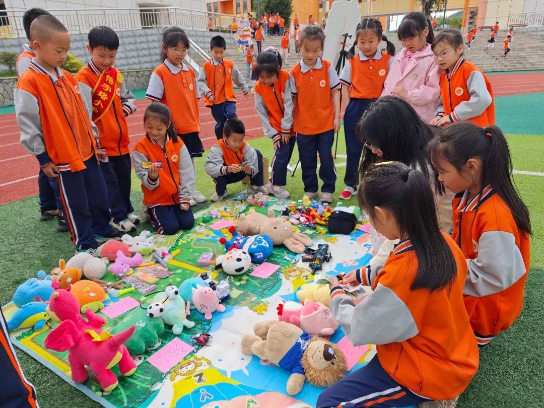 将爱传递——惜字塔小学举行第二届红领巾公益集市义卖活动