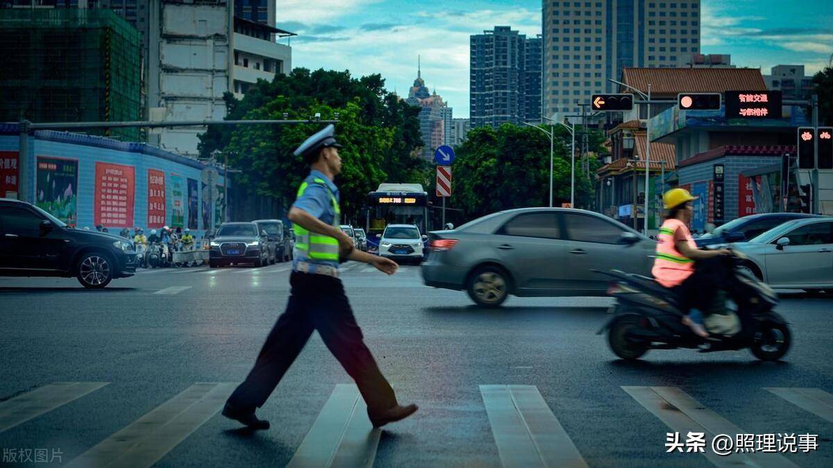 天津两交警街头互殴,当地:正在调查处理,无论原因为何都应严惩_警服