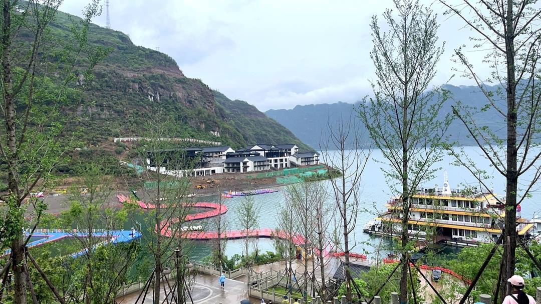 据介绍,这座异地,原貌重建的马湖古城是因向家坝水电站建设搬迁于此