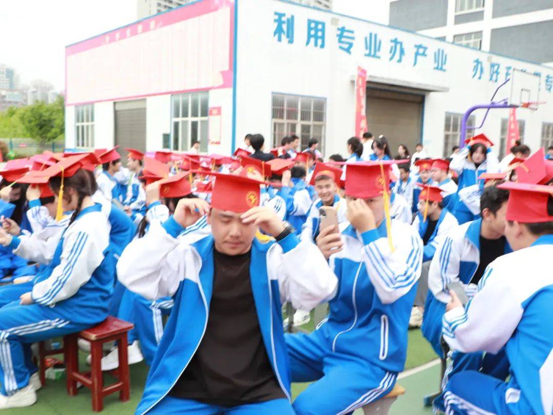十八而志逐梦想,青春有为向未来——安康育英职校举行2021级学生成人